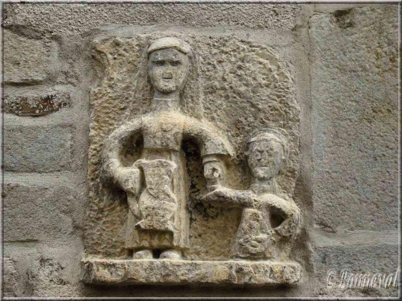 Sauveterre-de-Rouergue Aveyron sur le mur de l'ancien hôpital
