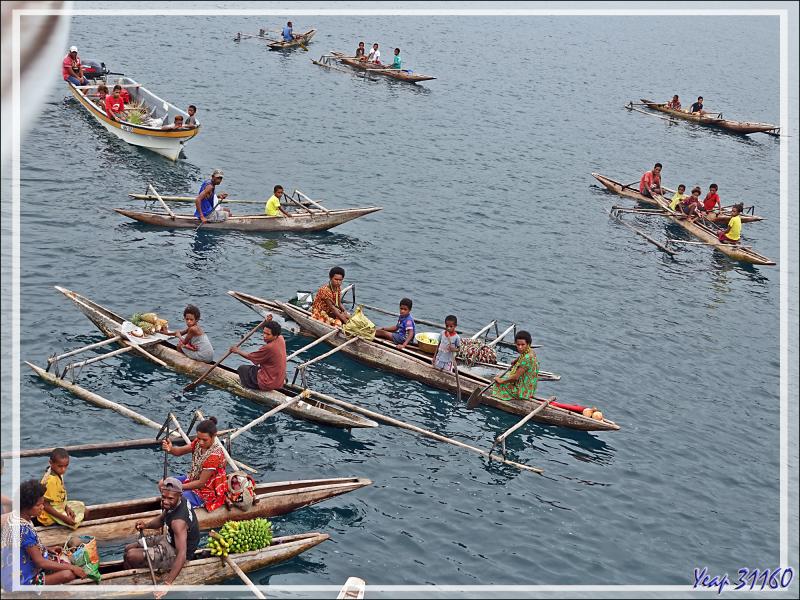 Court entracte sur le bateau avant de repartir en Zodiac, puis grimper comme on peut dans (sur) une pirogue à plateforme - Tufi - Maclaren Harbour - Province d'Oro - Papouasie Nouvelle-Guinée