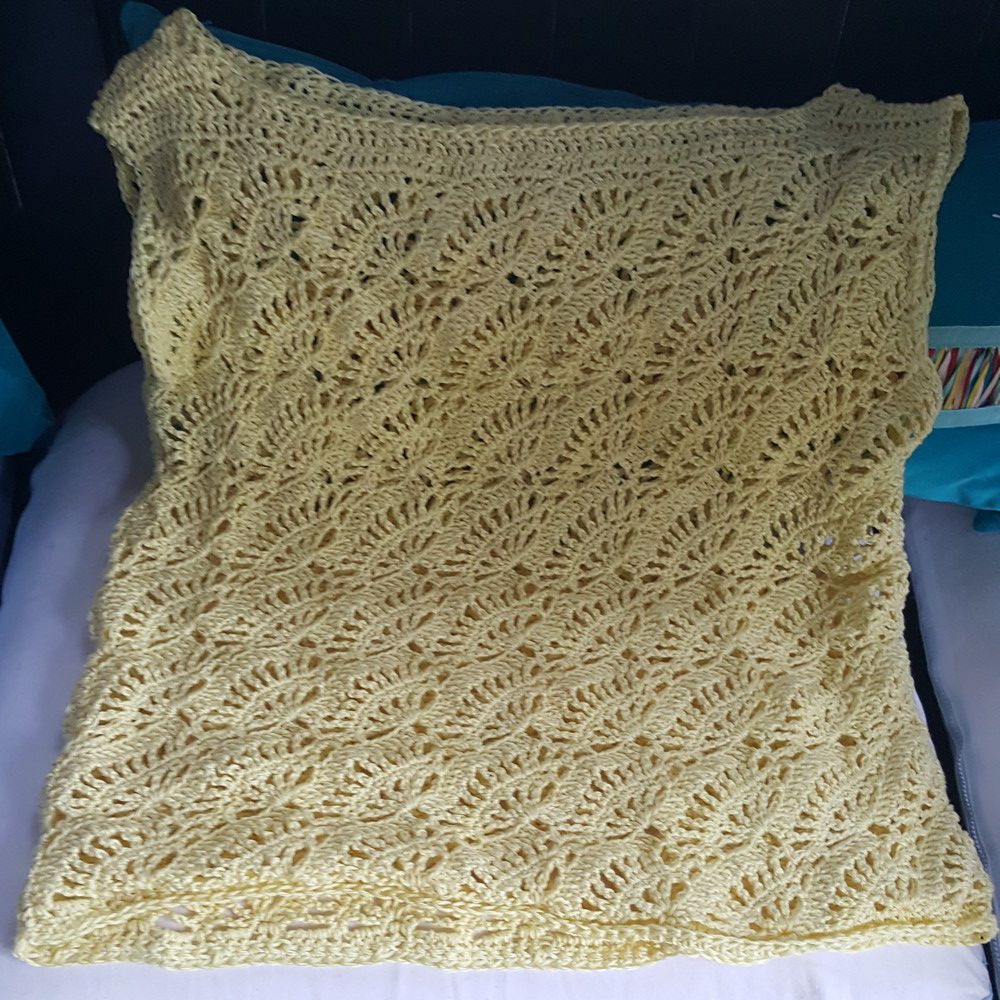 Une tunique jaune crochetée en diagonale...