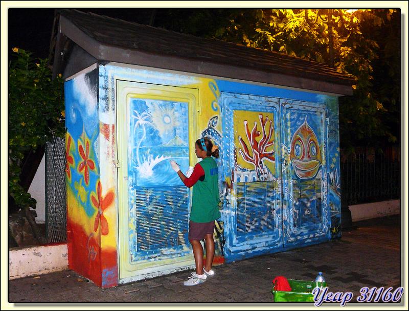 Entre deux avions : une peintre de rue au port de Papeete - Tahiti - Polynésie française