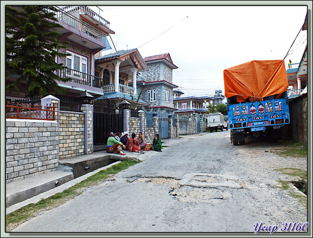 Blog de images-du-pays-des-ours : Images du Pays des Ours (et d'ailleurs ...), Confrontation tradition / modernisme à Old Pokhara - Népal