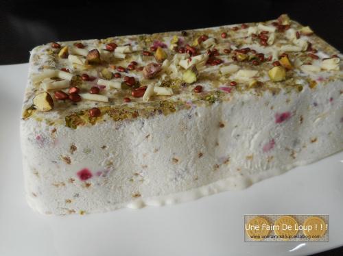 Nougat glacé aux framboises, pistaches & pralin