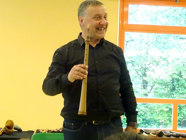 A l'initiative de l'association "Châtillon-Scènes, François Tainturier, Directeur du Laostic, est venu présenter des instruments anciens aux élèves des écoles Louis Cailletet et Francis Ca
