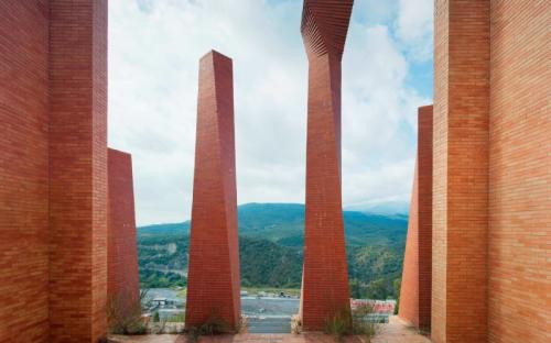 Pyramide de Bofill, ses colonnes représentent les 4 bandes rouges du drapeau catalan.jpg