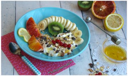 FROMAGE BLANC,ORANGE SANGUINE, BANANE,KIWI,GROSEILLE , MUESLI ET MIEL