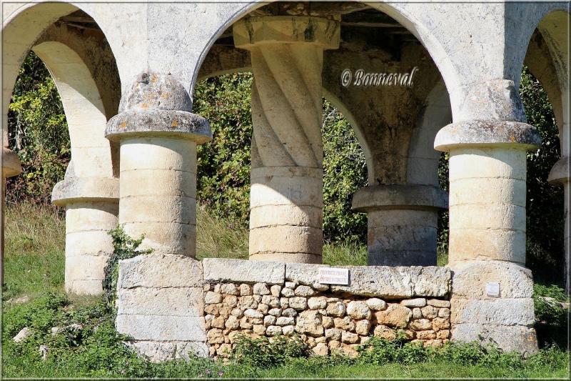 ¨Pigeonnier sur arcades et pilier central Queyssac Dordogne Aquitaine