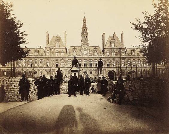 Hôtel de Ville pendant la Commune [avec ombre du photographe], Paris, 1871, photo: Alphonse Liébert (1827-1914): 