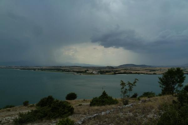 Le lac Polyphytos un peu avant l'orage * Η λίμνη του Πολυφύτου