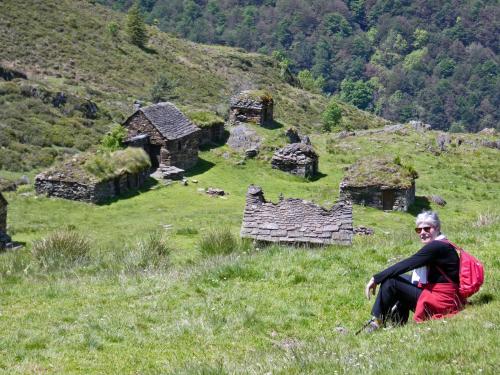 Les Cabanes de Goutets (1.463 m) depuis La Foulie (947 m) (Commune de Le Port-Ariège)