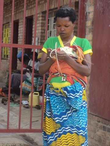 FABRICATION DES BRACELETS feuilles de bananiers