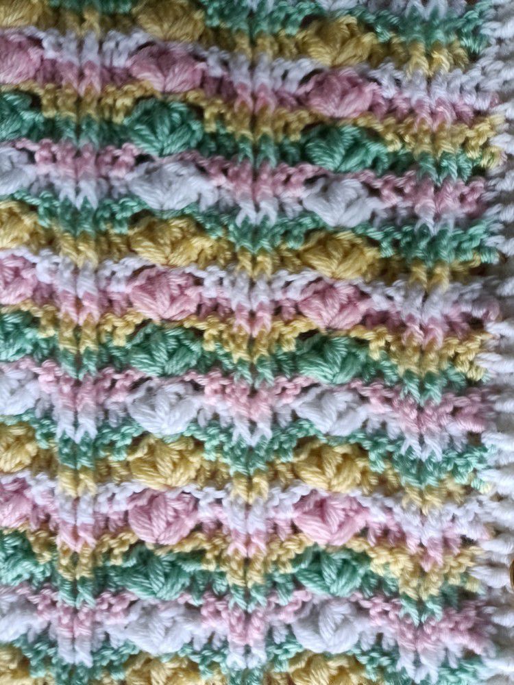 Une veste longue "sucre d'orge" au crochet...