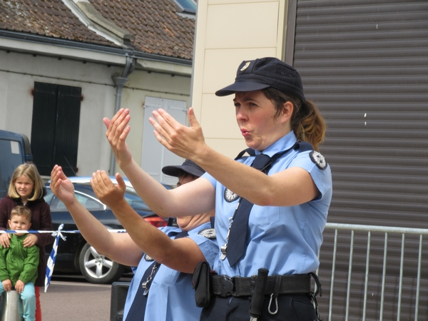 "Las Polis", un spectacle burlesque a été offert aux Châtillonnais sur le parvis du TGB !