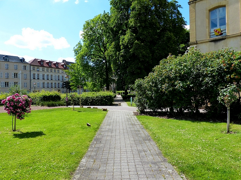 Metz / Les jardins autour du Conseil Régional de Lorraine...