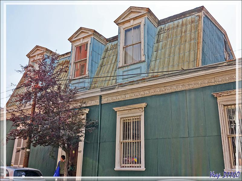 20/03/2022 suite : rues en pente, graffiti, architecture, fils électriques ....  - Valparaiso - Chili