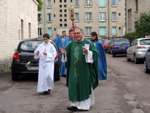 Remise du bâton de Saint Vorles et intronisations de nouveaux confrères dans la Confrérie Saint Vorles en juin 2012
