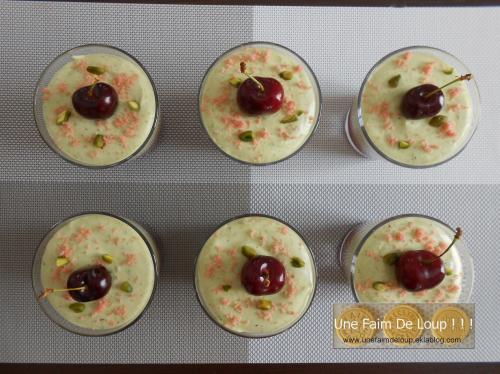 Verrine de cerises aux biscuits roses de Reims et mousse à la pistache