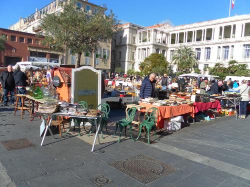 NICE :le marché aux puces dans la vieille ville