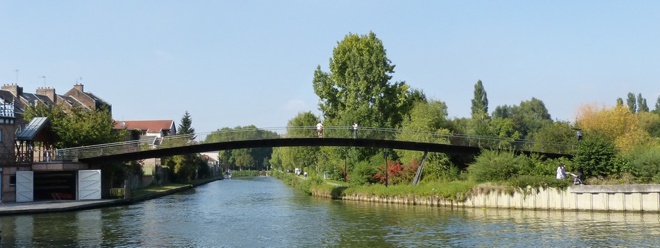 Suivez-moi sur la passerelle