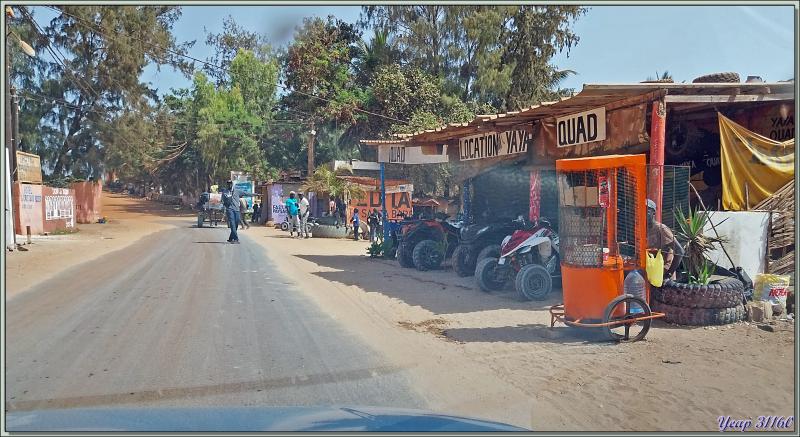 Débarquement, photos souvenir, puis direction "le village" pour faire les boutiques "attrape-touristes" et prendre une collation - Lac Rose (Lac Retba) - Sénégal
