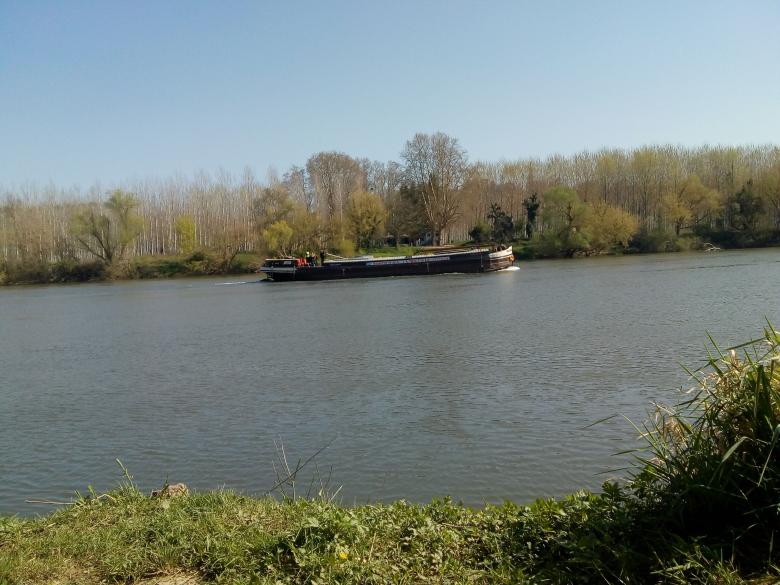 une péniche sur la Garonne