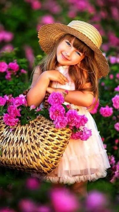 Enfants dans les fleurs