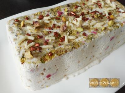 Nougat glacé aux framboises, pistaches & pralin