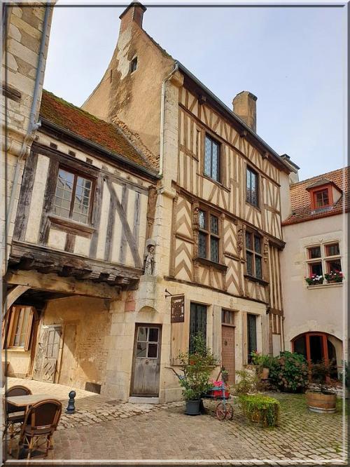 1032 - Noyers-sur-Serein dans l’Yonne (89) 