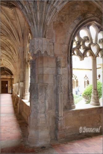 Abbaye de Cadouin le cloître galeries Ouest colonne à l'intersection des galeries