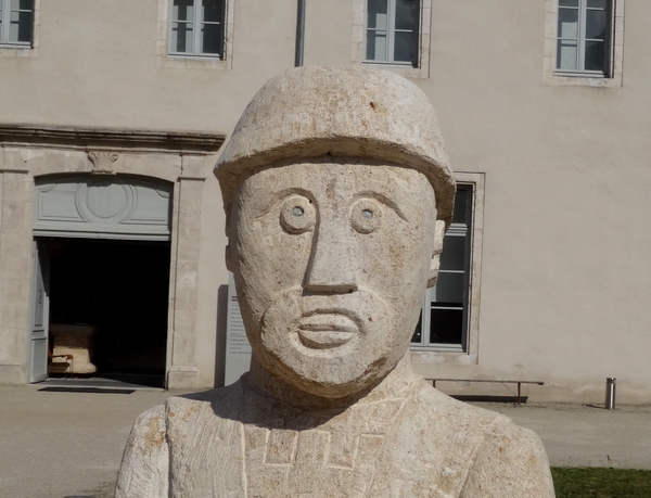Eric de Laclos a terminé de sculpter les deux statues de Vix...