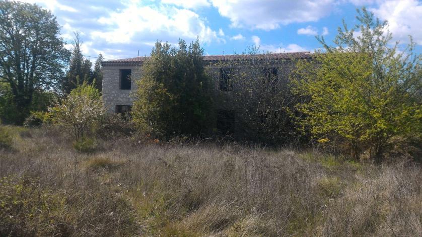 Chantier jamais terminé sur grande parcelle fermière