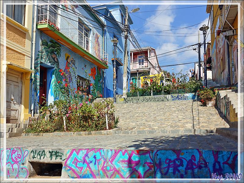 20/03/2022 suite : rues en pente, graffiti, architecture, fils électriques ....  - Valparaiso - Chili
