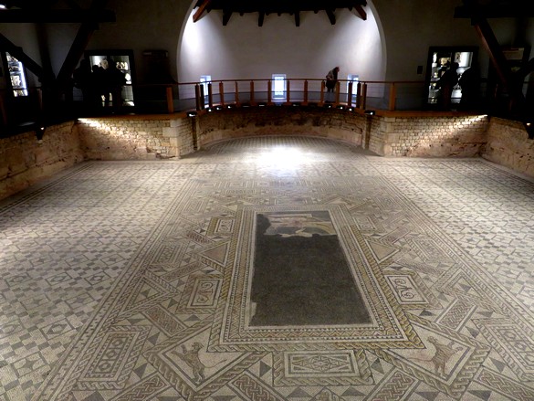 La ville de Grand dans les Vosges, possède une mosaïque gallo-romaine extraordinaire par sa taille et sa beauté !