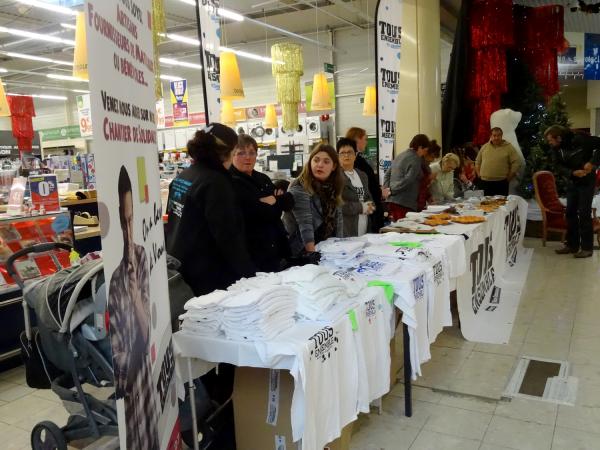 Une vente de tee-shirts "Tous Ensemble", au profit de Romain, a eu lieu dans la galerie marchande d'Auchan