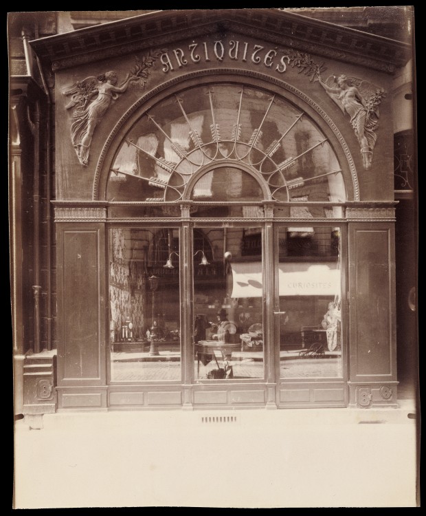 Atget Paris Antique Store Rue du Faubourg Saint Honor 620x750 Le Paris de 1900 par Atget 