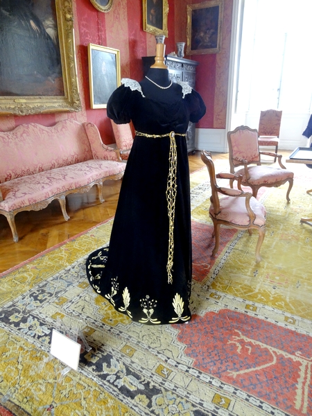 Une exposition de costumes de l'époque Empire, au château de Bussy-Rabutin...