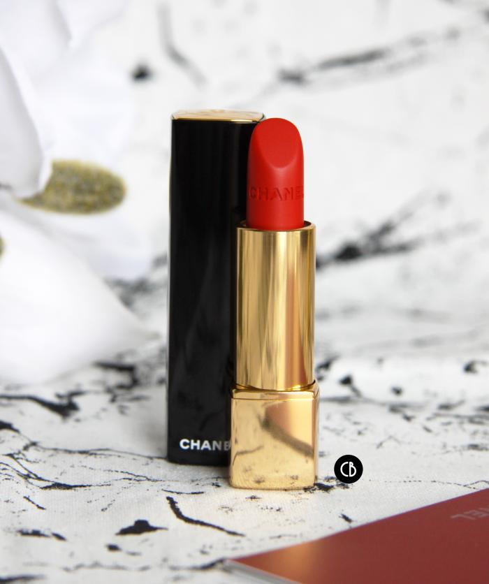 Le Rouge, des lèvres féminines et séduisantes