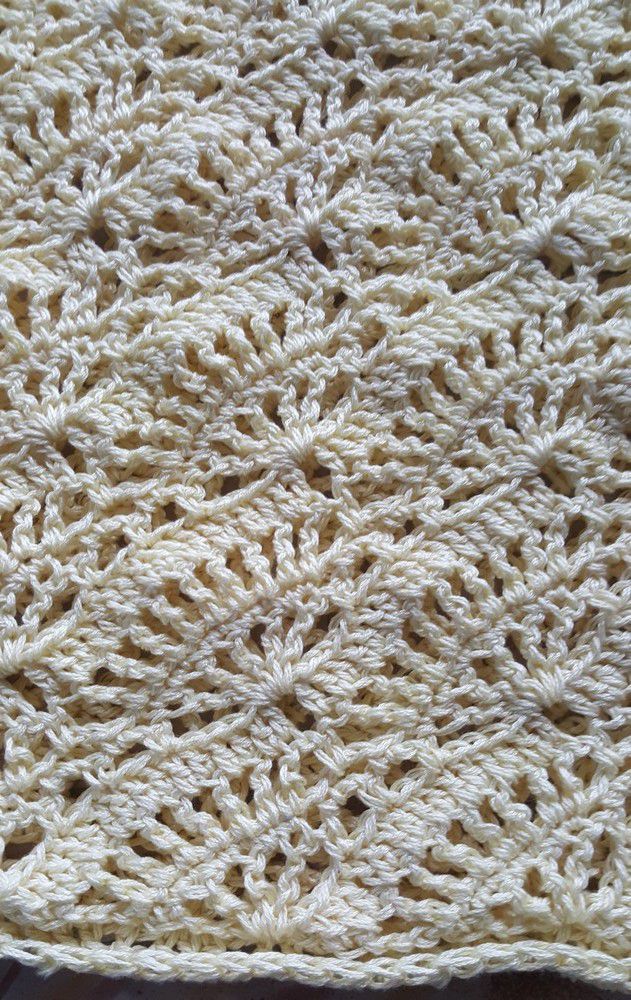 Une tunique jaune crochetée en diagonale...
