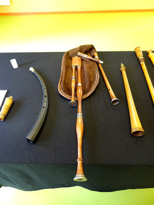 A l'initiative de l'association "Châtillon-Scènes, François Tainturier, Directeur du Laostic, est venu présenter des instruments anciens aux élèves des écoles Louis Cailletet et Francis Ca
