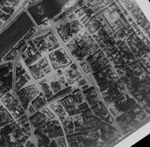 Compiègne - Centre-ville en 1947, l'Oise en haut à gauche, Église Saint-Jacques en bas à droite, Église Saint-Antoine en bas à gauche (remonterletemps.ign.fr)