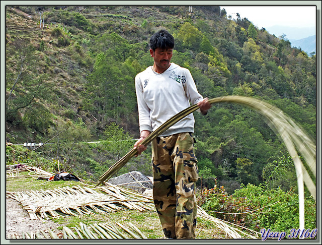 Blog de images-du-pays-des-ours : Images du Pays des Ours (et d'ailleurs ...), Fabrication de bambous tressés - Col de Dochula - Bhoutan