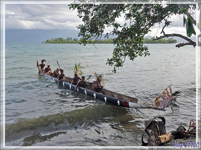 Visite de la ville, avec son musée, son jardin de mémoire de la guerre du Pacifique à Milne Bay, et accueil maritime au village de Waema - Alotau - Papouasie Nouvelle-Guinée
