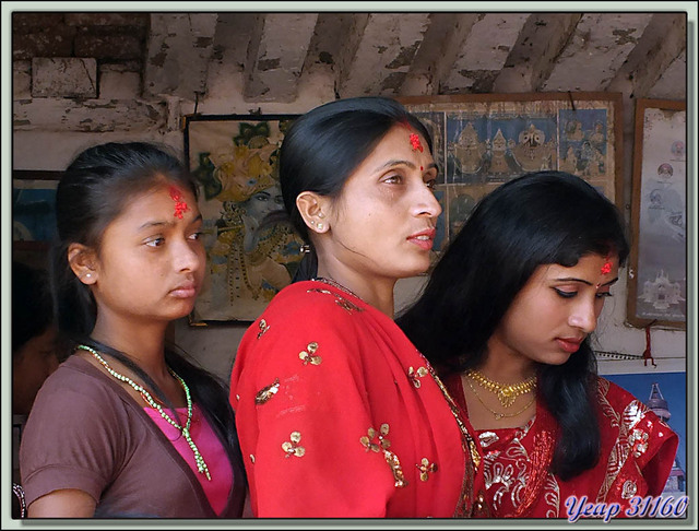 Blog de images-du-pays-des-ours : Images du Pays des Ours (et d'ailleurs ...), Temple Amar Narayan Mandir: cérémonie de mariage - Les femmes en rouge - Tansen (Palpa) - Népal