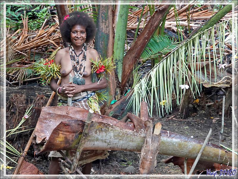 Nous sommes accueillis dans un plantation de sagoutiers où nous assisterons à l'extraction et la manipulation du sagou - Tufi - Maclaren Harbour - Province d'Oro - Papouasie Nouvelle-Guinée