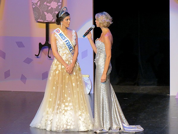 Présentation de Miss France et de ses dauphines par Sylvie Tellier