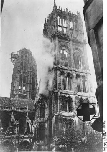 Photo montrant l'incendie sur la tour Saint-Romain le 1er juin 1944
