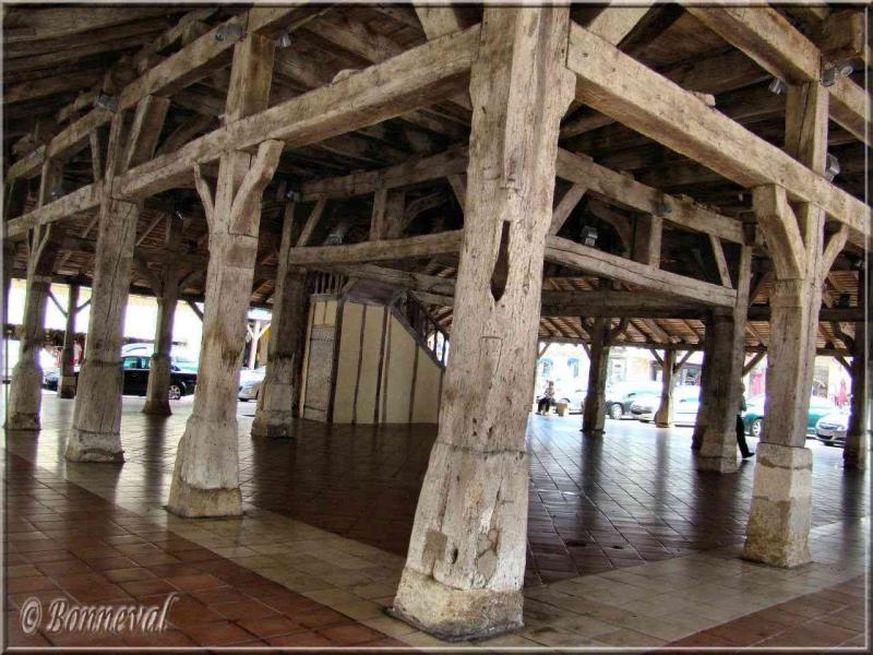 Villeréal Lot-et-Garonne la halle du 14ème siècle