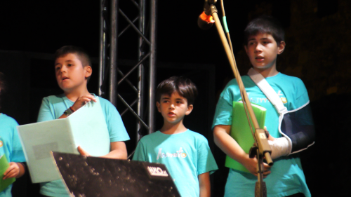 Le balcon posé sur la mer (43-1) à Λέσβος. Le balcon de la fête populaire