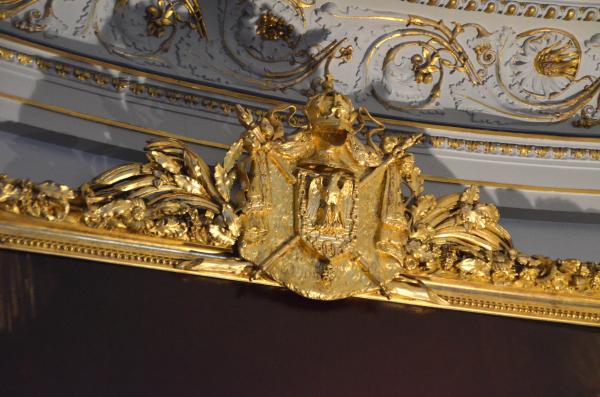 D'un collier de diamants à un collier de pierre...