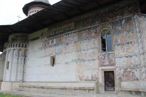 Le monastère du Voronet, 3 : la face nord, la face est et l'intérieur