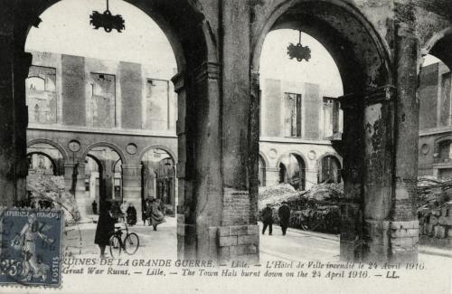 Ruines de la grande guerre. Lille. L'hôtel de la ville incendié le 24 avril 1916 (numerique.bibliotheque.bm-lille.fr)
